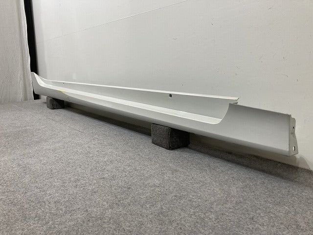プリウス 50系/ZVW50/ZVW51/ZVW55 純正 右 サイドステップ/サイドスカート 75850-47030 ホワイトパールクリスタルシャイン 070(148556)