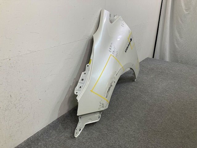 カローラ スポーツ NRE210H/NRE214H/ZWE211H/ZWE213H/ZWE219H/MZEA12H 純正 左 フロント フェンダー ホワイトパール 070 トヨタ(148573)