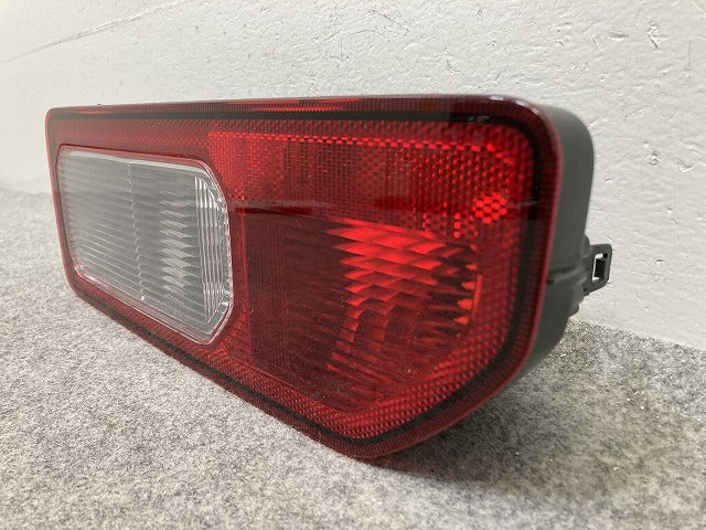 ジムニー/ジムニーシエラ JB64W/JB74W 純正 右 テールランプ/ライト/レンズ ハロゲン KOITO 220-5938C スズキ(148579)