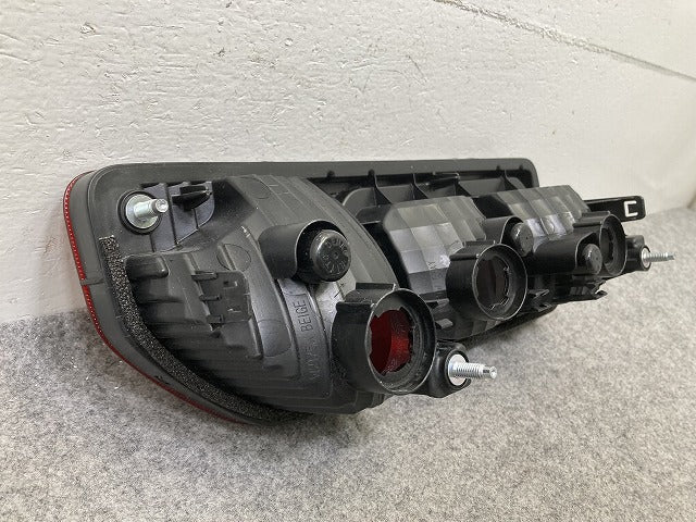 ジムニー/ジムニーシエラ JB64W/JB74W 純正 右 テールランプ/ライト/レンズ ハロゲン KOITO 220-5938C スズキ(148579)