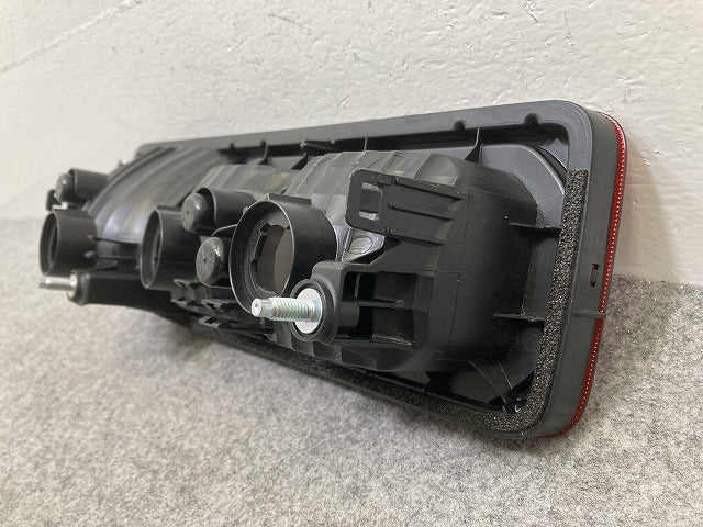 ジムニー/ジムニーシエラ JB64W/JB74W 純正 右 テールランプ/ライト/レンズ ハロゲン KOITO 220-5938C スズキ(148579)