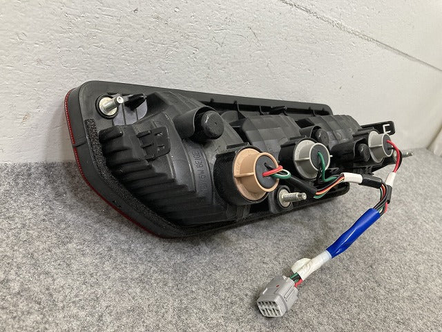 ジムニー/ジムニーシエラ JB64W/JB74W 純正 右 テールランプ/ライト/レンズ ハロゲン KOITO 220-5938C スズキ(148580)