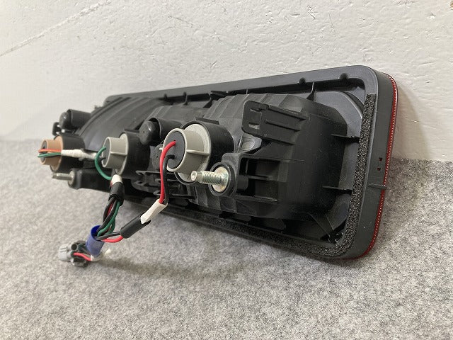 ジムニー/ジムニーシエラ JB64W/JB74W 純正 右 テールランプ/ライト/レンズ ハロゲン KOITO 220-5938C スズキ(148580)