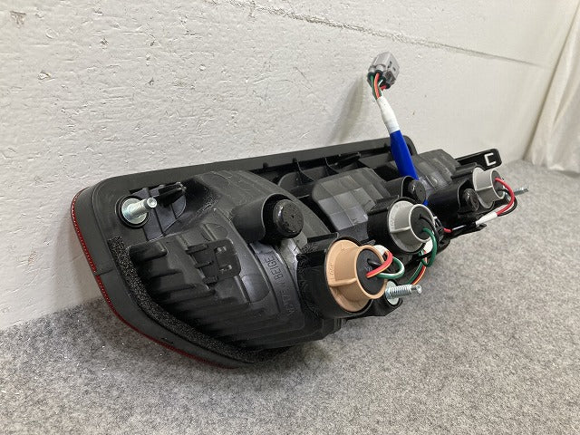 ジムニー/ジムニーシエラ JB64W/JB74W 純正 右 テールランプ/ライト/レンズ ハロゲン KOITO 220-5938C スズキ(148581)