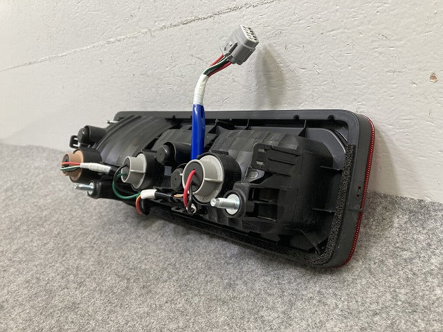 ジムニー/ジムニーシエラ JB64W/JB74W 純正 右 テールランプ/ライト/レンズ ハロゲン KOITO 220-5938C スズキ(148581)
