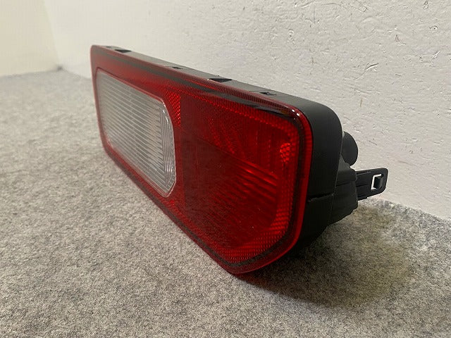ジムニー/ジムニーシエラ JB64W/JB74W 純正 右 テールランプ/ライト/レンズ ハロゲン KOITO 220-5938C スズキ(148582)