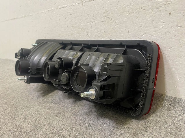 ジムニー/ジムニーシエラ JB64W/JB74W 純正 右 テールランプ/ライト/レンズ ハロゲン KOITO 220-5938C スズキ(148582)