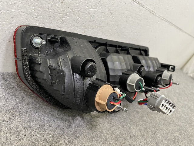 ジムニー/ジムニーシエラ JB64W/JB74W 純正 右 テールランプ/ライト/レンズ LED KOITO 220-5938C スズキ(148598)