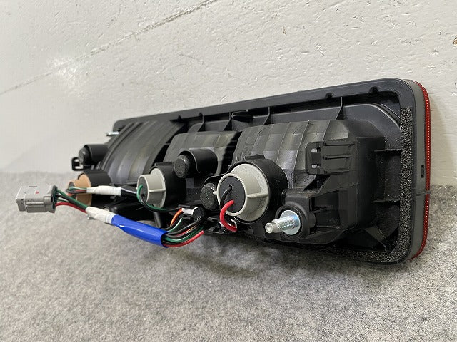 ジムニー/ジムニーシエラ JB64W/JB74W 純正 右 テールランプ/ライト/レンズ LED KOITO 220-5938C スズキ(148598)