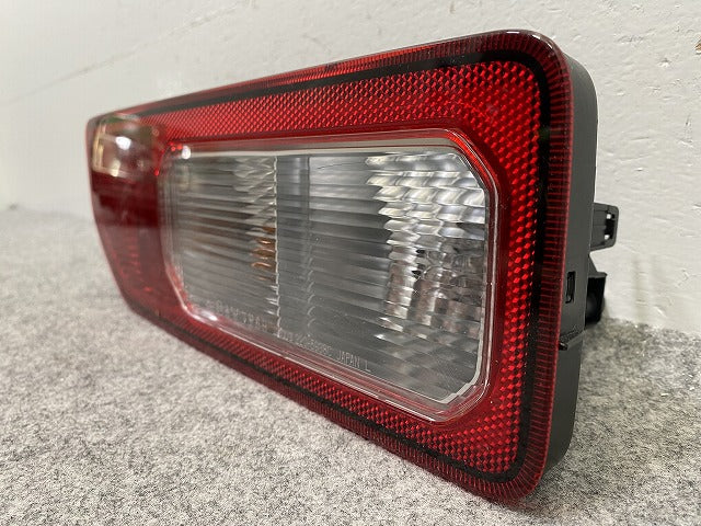 ジムニー/ジムニーシエラ JB64W/JB74W 純正 左 テールランプ/ライト/レンズ LED KOITO 220-5938C スズキ(148599)