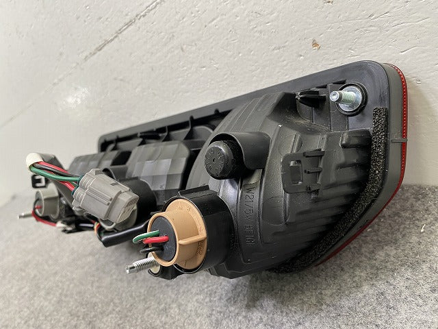 ジムニー/ジムニーシエラ JB64W/JB74W 純正 左 テールランプ/ライト/レンズ LED KOITO 220-5938C スズキ(148599)