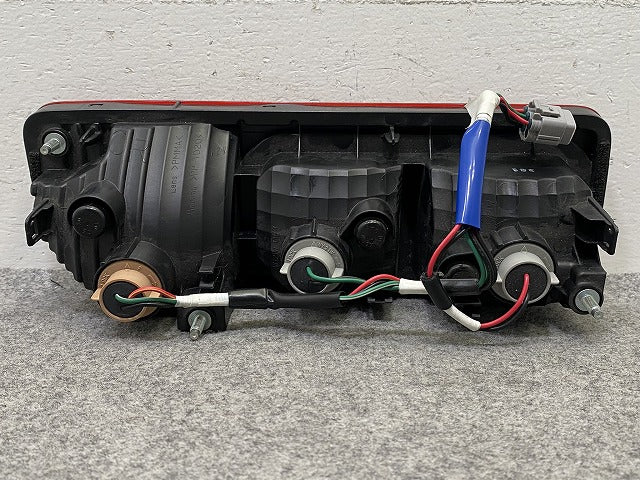 ジムニー/ジムニーシエラ JB64W/JB74W 純正 右 テールランプ/ライト/レンズ LED KOITO 220-5938C スズキ(148601)