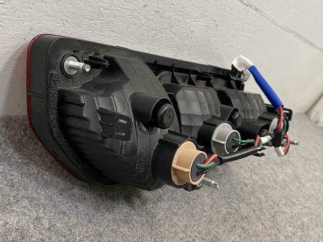 ジムニー/ジムニーシエラ JB64W/JB74W 純正 右 テールランプ/ライト/レンズ LED KOITO 220-5938C スズキ(148601)