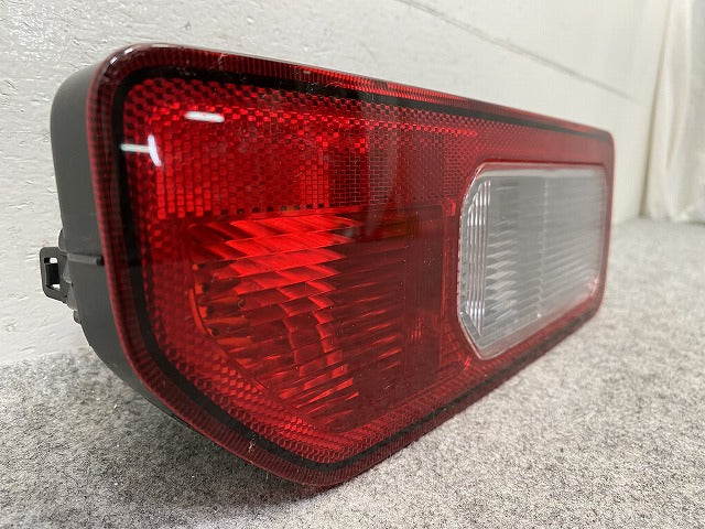 ジムニー/ジムニーシエラ JB64W/JB74W 純正 左 テールランプ/ライト/レンズ ハロゲン KOITO 220-5938C スズキ(148610)