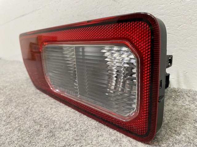 ジムニー/ジムニーシエラ JB64W/JB74W 純正 左 テールランプ/ライト/レンズ ハロゲン KOITO 220-5938C スズキ(148610)