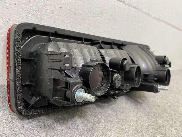 ジムニー/ジムニーシエラ JB64W/JB74W 純正 左 テールランプ/ライト/レンズ ハロゲン KOITO 220-5938C スズキ(148610)