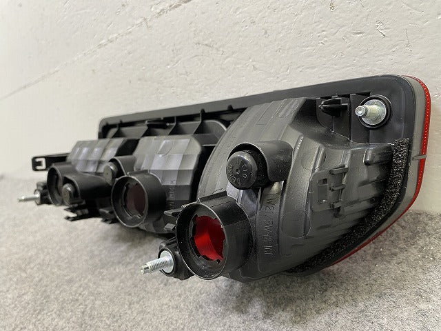 ジムニー/ジムニーシエラ JB64W/JB74W 純正 左 テールランプ/ライト/レンズ ハロゲン KOITO 220-5938C スズキ(148610)