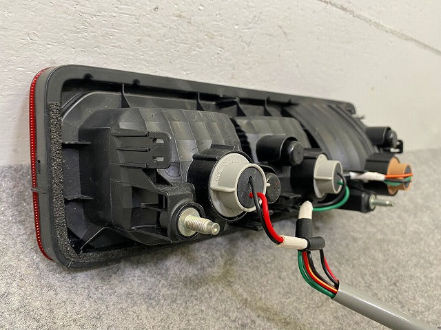 ジムニー/ジムニーシエラ JB64W/JB74W 純正 左 テールランプ/ライト/レンズ ハロゲン KOITO 220-5938C スズキ(148628)