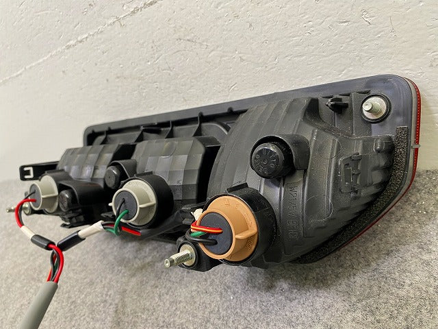 ジムニー/ジムニーシエラ JB64W/JB74W 純正 左 テールランプ/ライト/レンズ ハロゲン KOITO 220-5938C スズキ(148628)