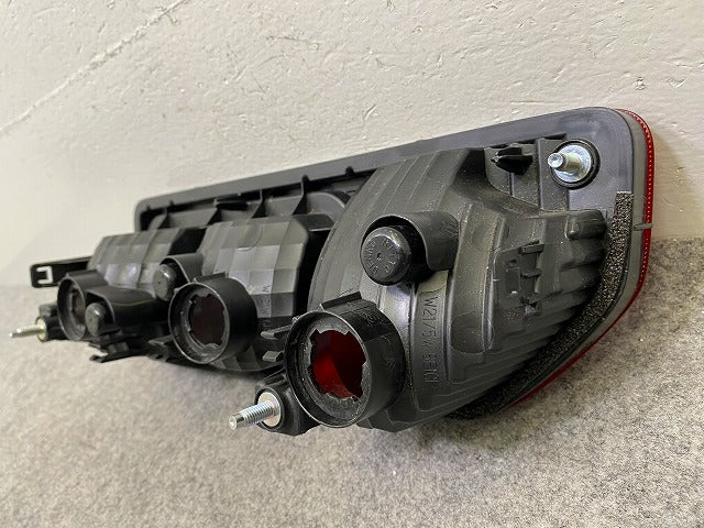 ジムニー/ジムニーシエラ JB64W/JB74W 純正 左 テールランプ/ライト/レンズ ハロゲン KOITO 220-5938C スズキ(148636)