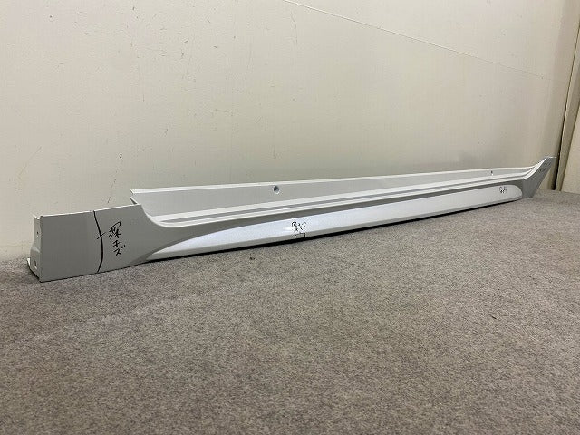 カローラ スポーツ 210系/NRE210H/NRE214H/ZWE211H/ZWE213H/ZWE219H/MZEA12H 純正 左 サイドステップ 75860-12090 ホワイト 089(148662)