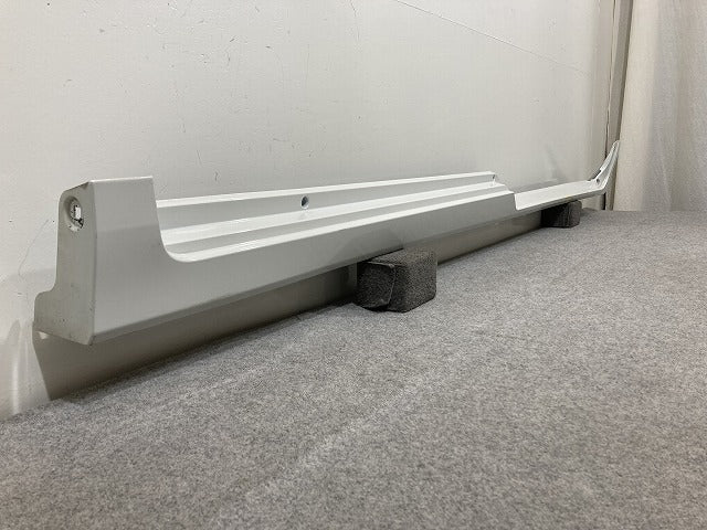 ヴォクシー/ノア/エスクァイア 80系/ZRR80/ZRR85/ZWR80 純正 左 サイドステップ/サイドスカート 75860-28040 ホワイト 070 トヨタ(148760)