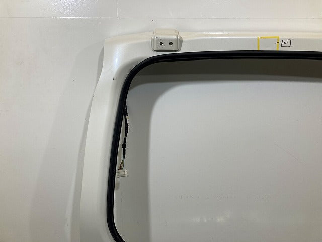 セレナ ハイウェイスター C27/GFC27/GFNC27/GC27/GNC27 純正 リアゲート/バックドア/リアハッチ ガーニッシュ付 ホワイト QAB 日産(148780)