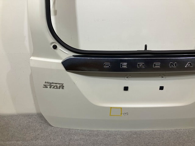 セレナ ハイウェイスター C27/GFC27/GFNC27/GC27/GNC27 純正 リアゲート/バックドア/リアハッチ ガーニッシュ付 ホワイト QAB 日産(148780)
