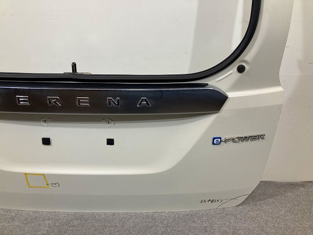 セレナ ハイウェイスター C27/GFC27/GFNC27/GC27/GNC27 純正 リアゲート/バックドア/リアハッチ ガーニッシュ付 ホワイト QAB 日産(148780)