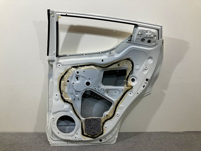 C-HR/CHR ZYX10/NGX10/NGX50 純正 右 リア ドア ホワイトパールクリスタルシャイン 070 トヨタ(148785)