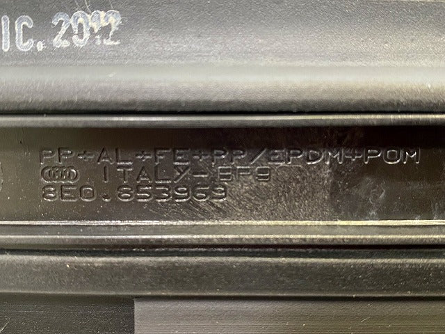 新品!A4(B6/B7) 8E系 純正 左 リア ドア モール/プロテクター ロア 8E0.853969 8E08539697DL アウディ(148822)