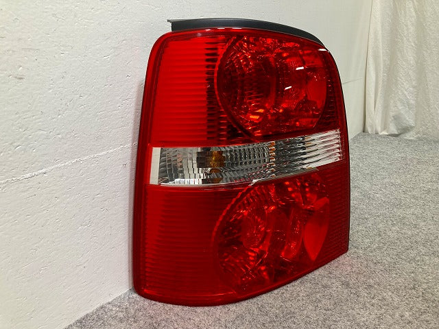 新品!トゥーラン 1T系 2004~ 純正 左 テールランプ/ライト/レンズ ハロゲン HELLA 1T0 945 257 1T0 945 095 G フォルクスワーゲン(148896)