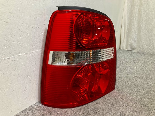 新品!トゥーラン 1T系 2004~ 純正 左 テールランプ/ライト/レンズ ハロゲン HELLA 1T0 945 257 1T0 945 095 G フォルクスワーゲン(148898)