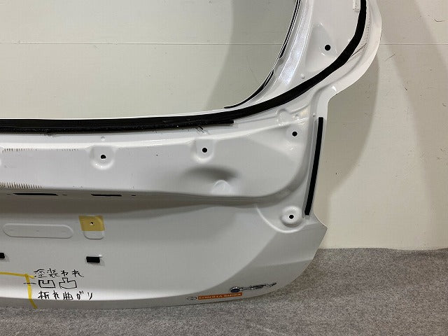 ジャンク!ヤリス KSP210/MXPA10/MXPA15/MXPH10/MXPH15 MXPH14/MXPH17 純正 リアゲート/バックドア/リアハッチ ホワイト 040 トヨタ(148973)