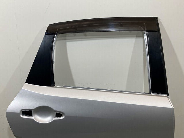 オーラ AURA/ノート NOTE FE13/FSNE13/E13/SNE13 純正 右 ドア バイザー付 ブリリアントシルバーメタリック K23 日産(149008)