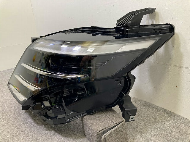 セレナ C28/NC28/FC28/FNC28/GC28/GFC28 純正 左 ヘッドライト/ランプ LED レベライザー 刻印E KOITO 100-2379Y 日産(149205)