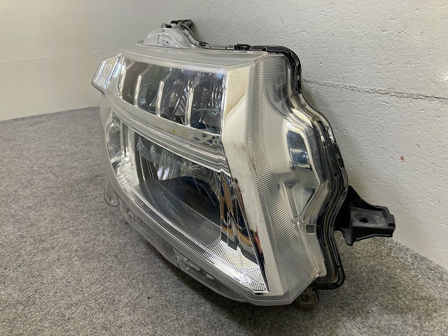ルーミー M900A/M910A 純正 前期 右 ヘッドライト/ランプ レベライザーLED STANLEY W3918 81130-B1220 ソリッド トヨタ(149293)