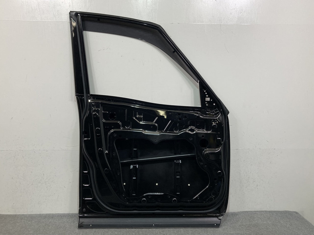 セレナ S/X/G C26/NC26 ハイブリッド/HC26 純正 左 フロント ドア サイドパネルバイザー付 LH ダイヤモンドブラック G41 日産(149372)
