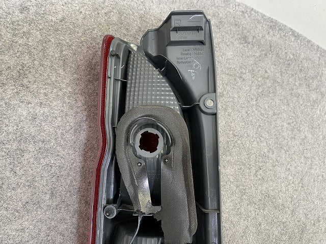 ハイエース 200系/1型/2型 純正 前期 右 テールランプ/ライト/レンズ ハロゲン RH KOITO 26-120 81551-26202 トヨタ(149462)