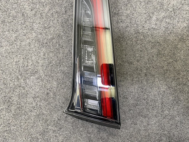 カローラ スポーツ 210系/NRE210H/NRE214H/ZWE211H/ZWE213H 純正 右 フィニッシャーランプ LED 刻印5 RH KOITO 12-631 81591-12231(149466)