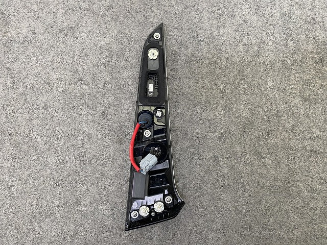 カローラ スポーツ 210系/NRE210H/NRE214H/ZWE211H/ZWE213H 純正 右 フィニッシャーランプ LED 刻印5 RH KOITO 12-631 81591-12231(149466)