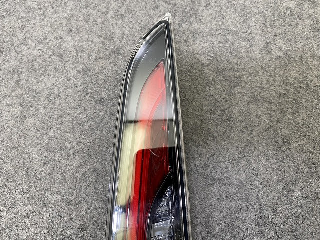 カローラ スポーツ 210系/NRE210H/NRE214H/ZWE211H/ZWE213H 純正 左 フィニッシャーランプ LED 刻印5 LH KOITO 12-631 81581-12261(149467)