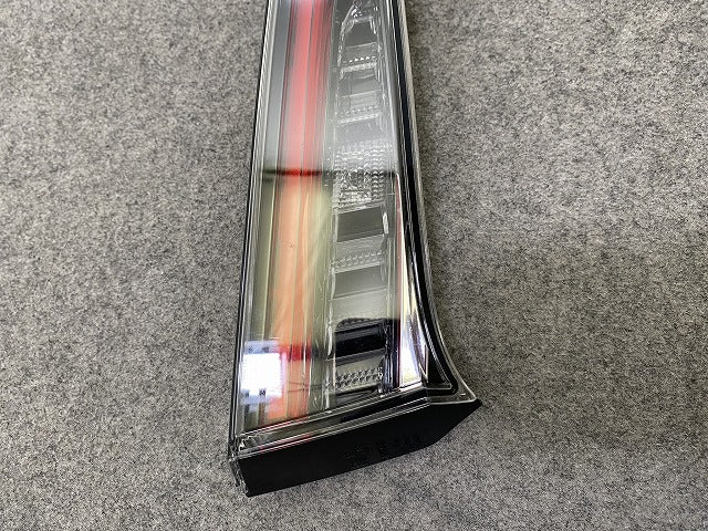 カローラ スポーツ 210系/NRE210H/NRE214H/ZWE211H/ZWE213H 純正 左 フィニッシャーランプ LED 刻印5 LH KOITO 12-631 81581-12261(149467)