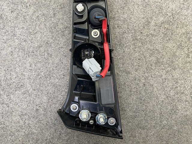 カローラ スポーツ 210系/NRE210H/NRE214H/ZWE211H/ZWE213H 純正 左 フィニッシャーランプ LED 刻印5 LH KOITO 12-631 81581-12261(149467)