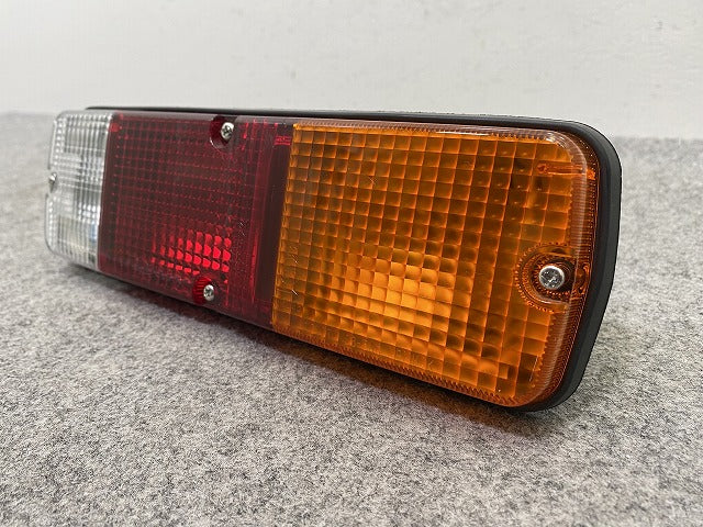 ランドクルーザー/ランクル 70系 GRJ76K GDJ76W 純正 右 テールランプ/ライト/レンズ ハロゲン KOITO 26-5BR 81550-WY060 トヨタ(149714)