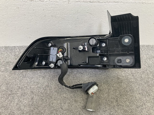 フロンクス WDB3S 純正 右 テールランプ/ライト/レンズ LED RH M886 35603-74T00 スズキ(149734)
