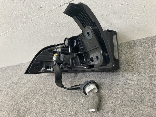 フロンクス WDB3S 純正 右 テールランプ/ライト/レンズ LED RH M886 35603-74T00 スズキ(149734)