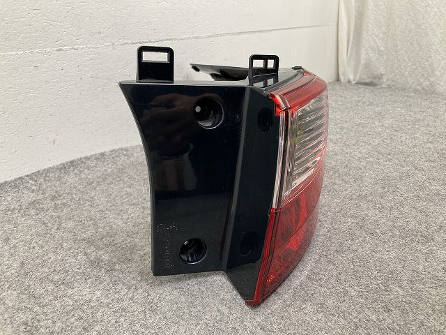 プレマシー CW/CWEAW/CWEFW 純正 右 テールランプ/ライト/レンズ ハロゲン STANLEY P9377 マツダ(149806)