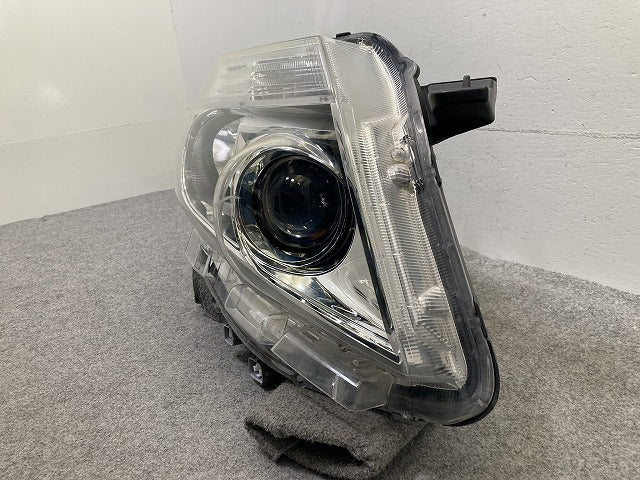 エスクァイア/ノア 80系 ZRR80/ZRR85 /ZWR80 純正 前期 右 ヘッドライト/ランプ LED レベライザー 刻印J RH ICHIKOH 28-227 トヨタ(149832)