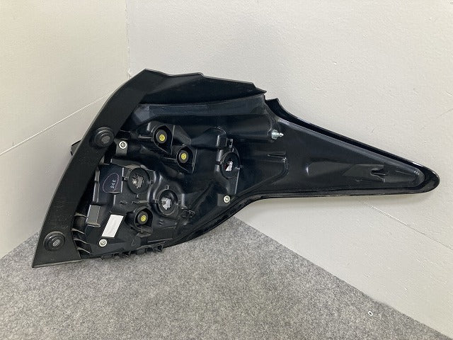 ヤリス KSP210/MXPA10/MXPA15  純正 左 テールランプ/ライト/レンズ LED LH KOITO K0-10 81561-K0020 ブラック ソリッド トヨタ(149833)